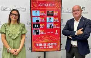 El alcalde de Antequera, Manolo Barón, junto a la teniente de alcalde delegada de Fiestas Mayores y Tradiciones, Elena Melero